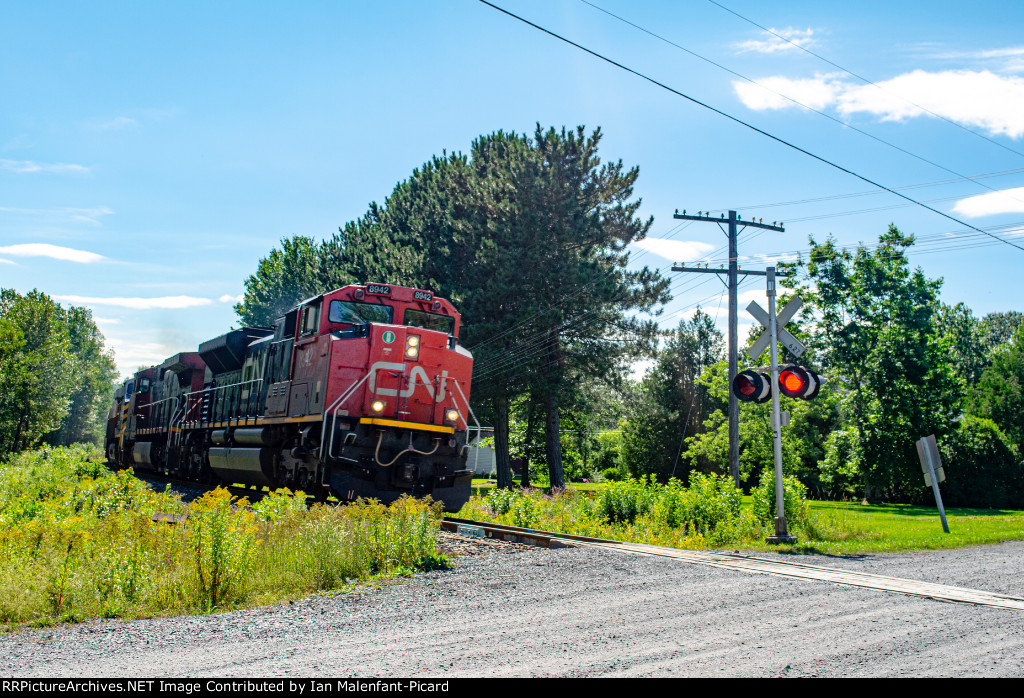 CN 8942 leads 306 at Rue De La Pointe